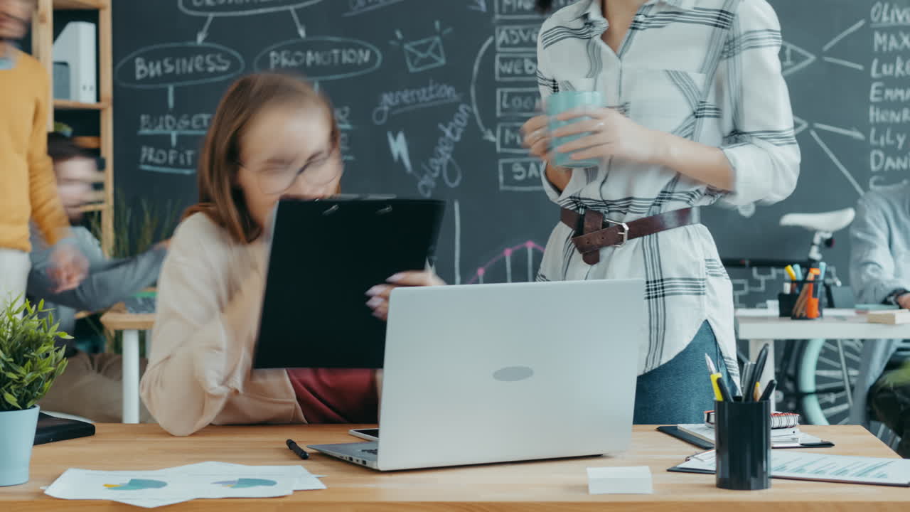 бизнес-команда работает в офисе