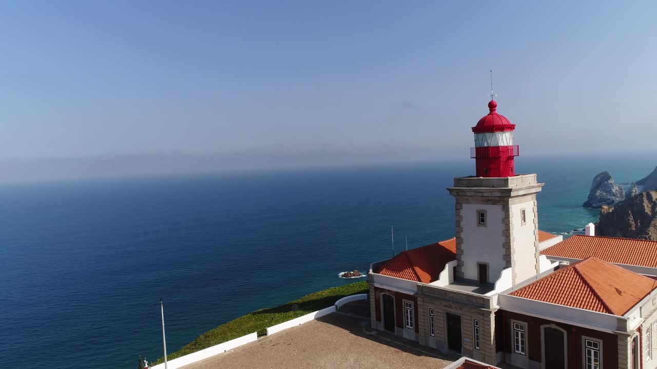 vista aérea del faro en un acantilado cerca del océano atlántico, sintra, portugal
