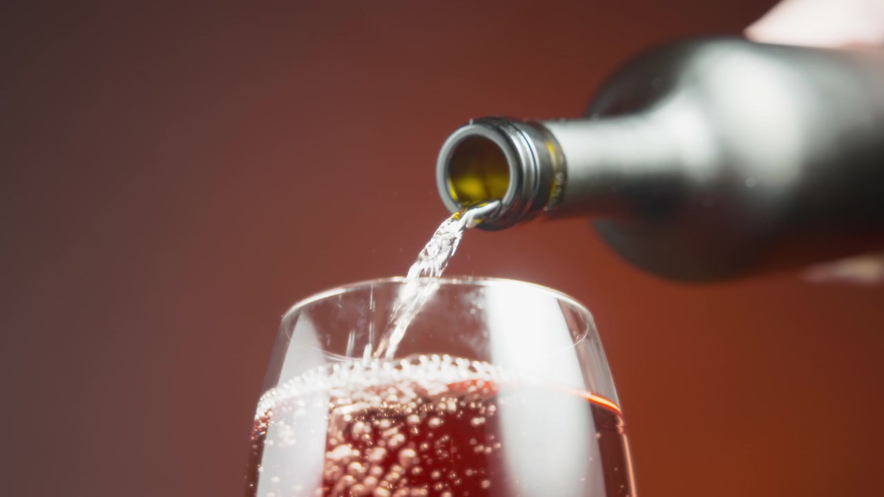 Versamento di vino rosato