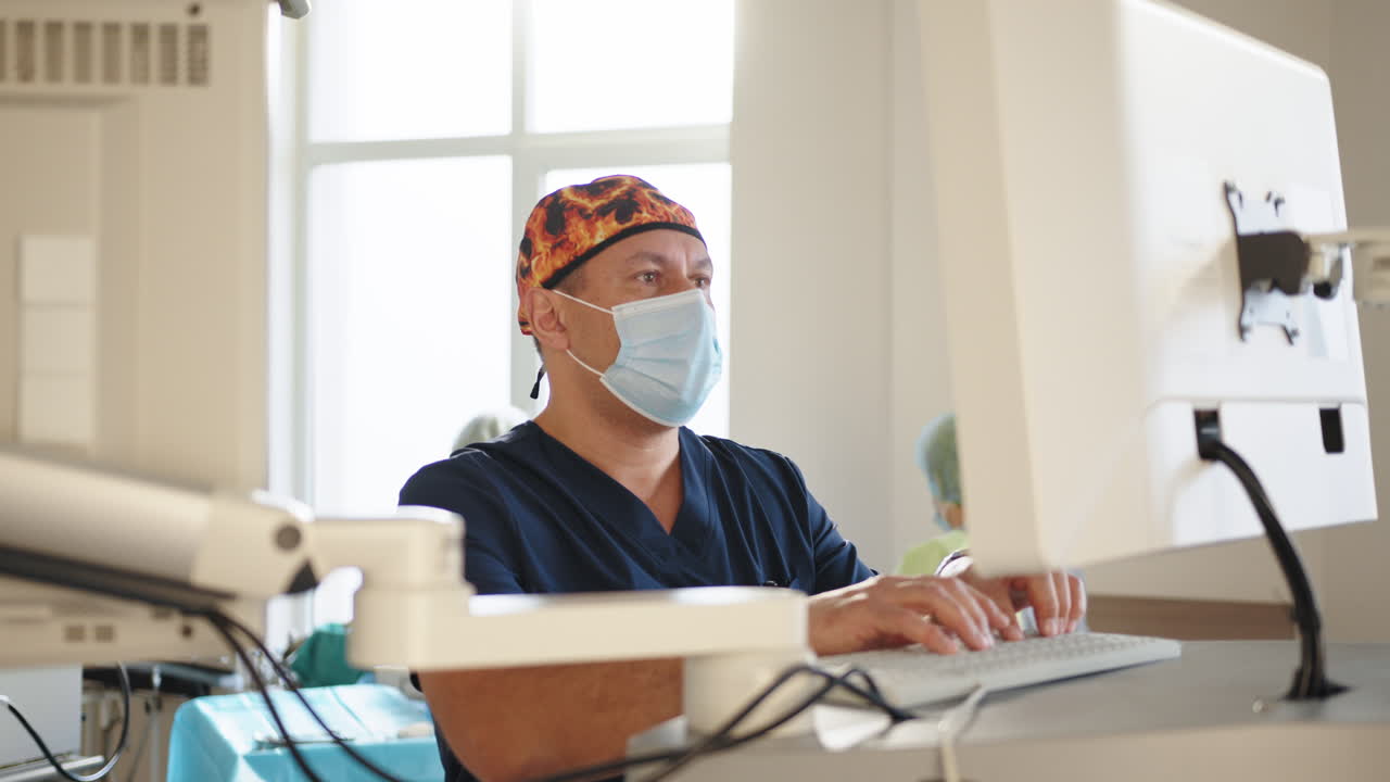 médico trabajando en computadora en el consultorio médico
