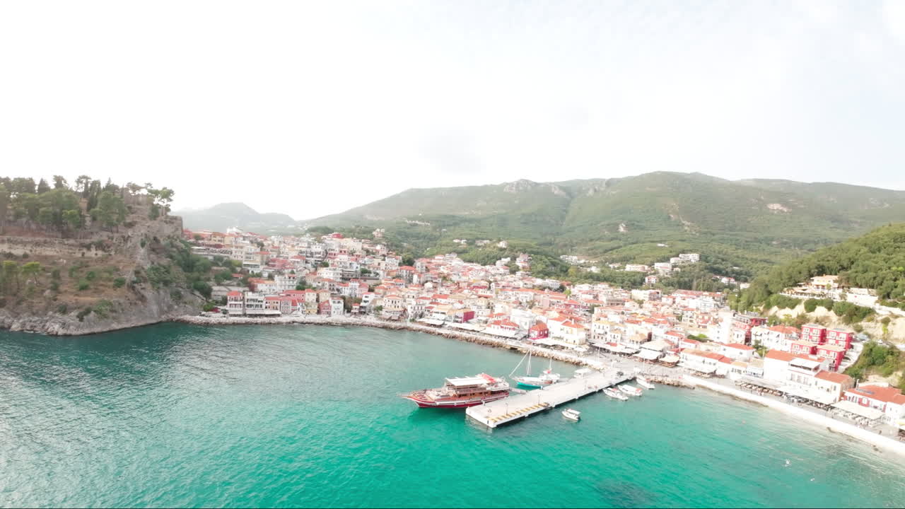 imágenes cinematográficas de 4k de drones fpv volando sobre aguas cristalinas y una pequeña ciudad portuaria en grecia