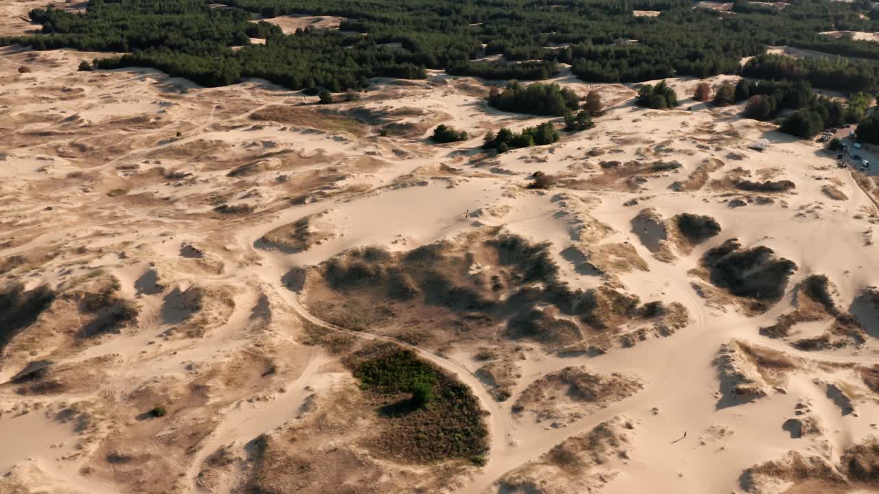 воздушный вид пустыни, песчаные дюны. текстура поверхности пустынной природы