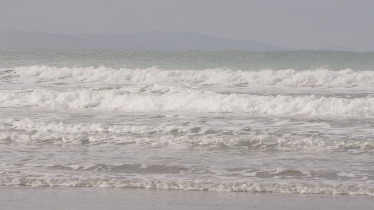 뉴질랜드 캐슬 포인트 의 해안선 에 있는 아름다운 파도 의 중간 장면