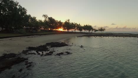 Vista-Aérea-De-La-Costa-De-Mauricio-Y-Puesta-De-Sol-Sobre-El-Océano