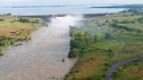 Lago-Inundando-El-Agua-En-El-Río,-Vaaldam-Sudáfrica,-Disparo-De-Drone