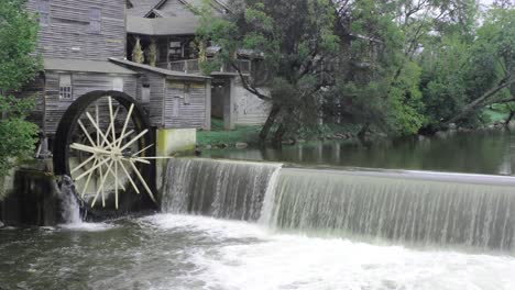 rueda de agua en un antiguo molino en pigeon forge, tennessee