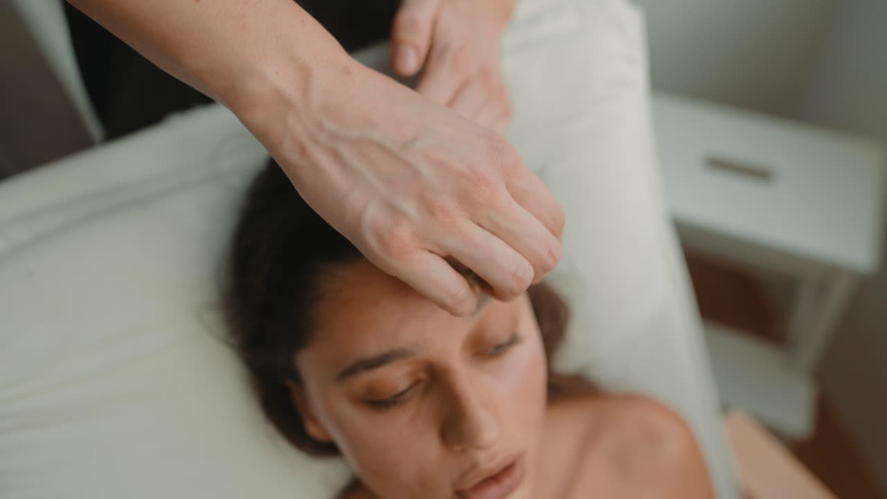 Close-up de Mulher Recebendo Massagem Facial Relaxante em Spa