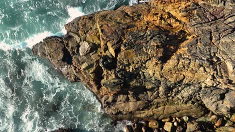 vista superior de la escarpada orilla de la playa de valcobo en arteixo, la coruña, españa