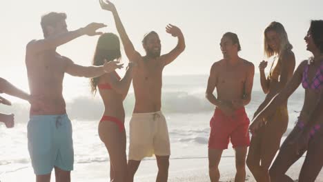 Amigos-Bailando-En-La-Playa