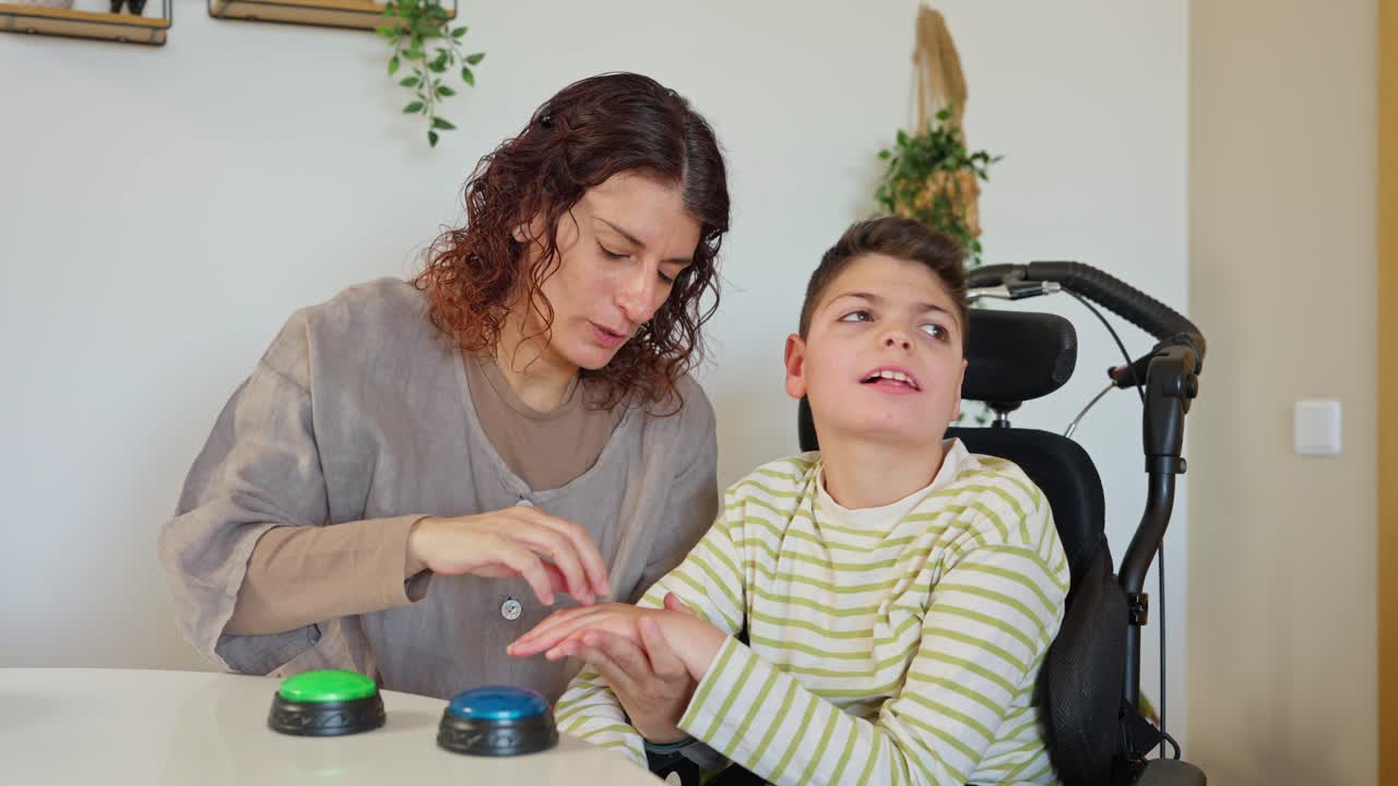 Assistente con un Bambino Felice su Sedia a Rotelle che Utilizza Pulsanti di Assistenza
