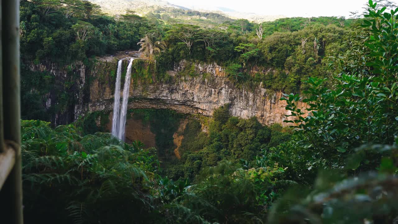 imágenes de la cascada de chamarel vista a través de los árboles