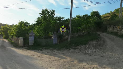 Crónicas-De-La-Hora-Dorada:-Tranquilidad-En-La-Calle-Rural-Vacía-En-El-Pueblo-Moldavo,-Antiguo-Parque-Nacional-De-Orhei