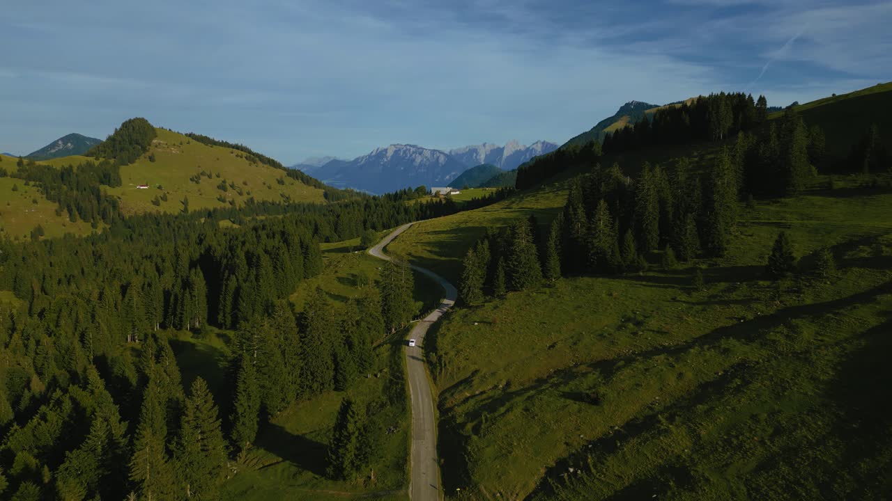 coche en los picos de las montañas de los alpes wendelstein de sudelfeld austriaco bávaro con románticos prados de hierba verde y carretera con vistas panorámicas