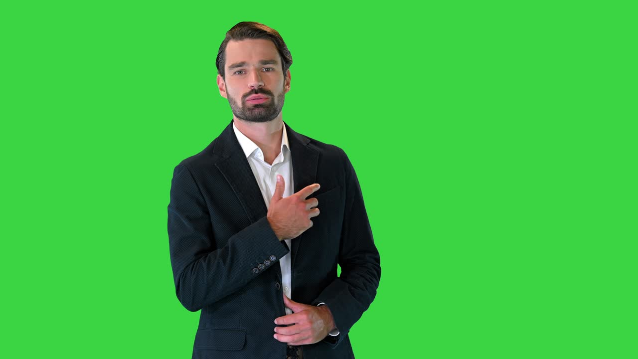 Giovane uomo d'affari in abito che parla alla telecamera su Green Screen, Chroma Key.