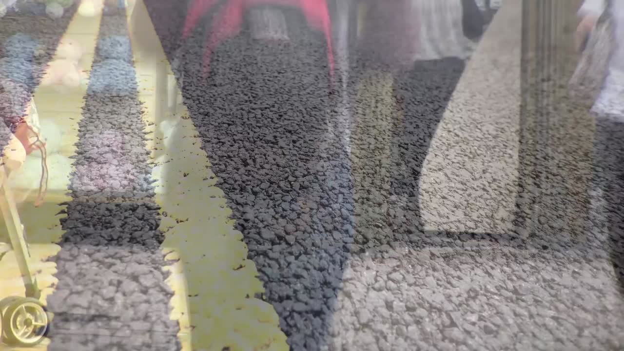 animación de la carretera en el lapso de tiempo con personas que caminan por la ciudad