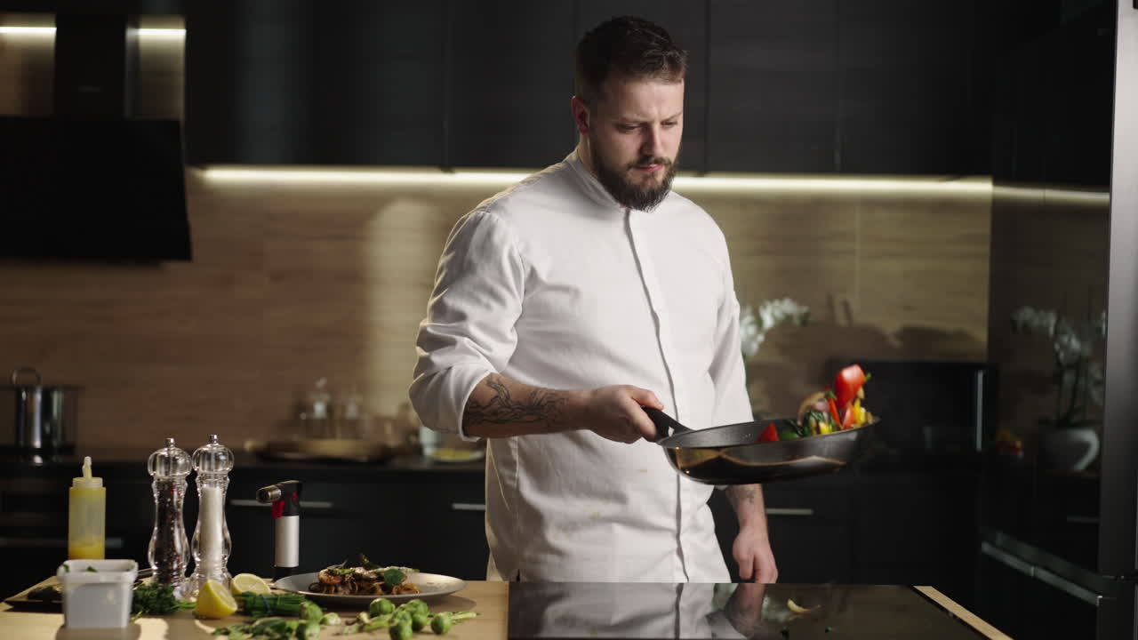 chef cocinando verduras en una sartén