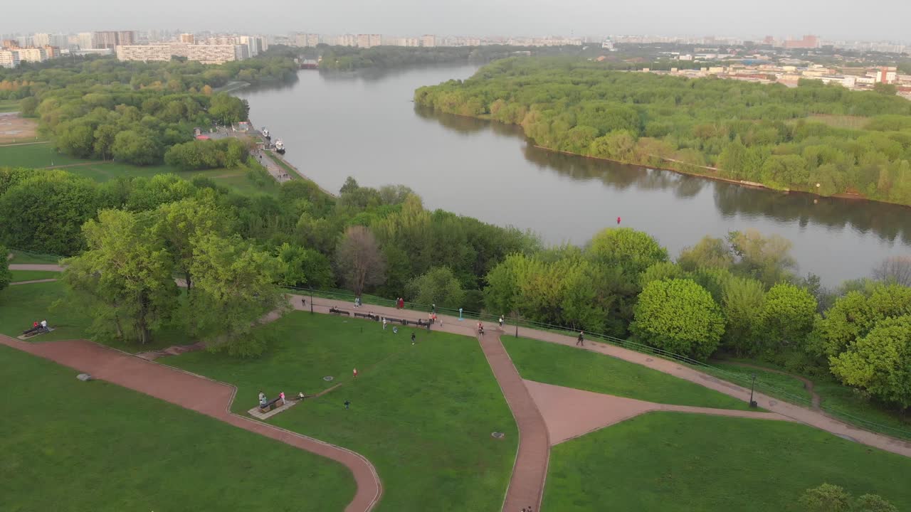 La Moskova à Moscou et l'Église de Kazan, filmées en 4K par un drone l'après-midi