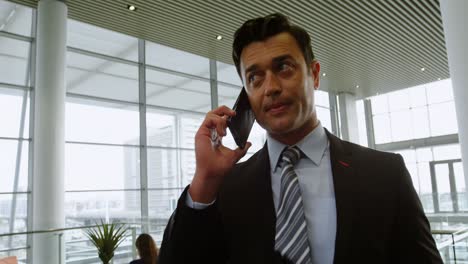 hombre de negocios hablando por teléfono en la oficina 4k