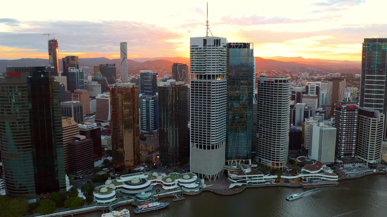 브리즈번 도심, 퀸즐랜드, 호주의 강변 고층 건물과 일몰 동안 독수리 거리 부두