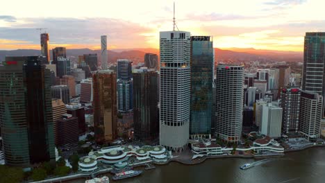 Muelle-De-Eagle-Street-Durante-La-Puesta-De-Sol-Con-Edificios-De-Gran-Altura-Frente-Al-Río-En-Brisbane-Cbd,-Queensland,-Australia