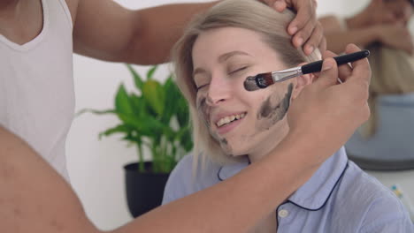 retrato de una mujer con una máscara facial aplicada