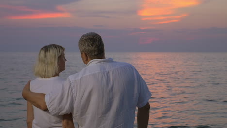 Umarmungen-Der-Liebe-Während-Des-Sonnenuntergangs-über-Dem-Meer