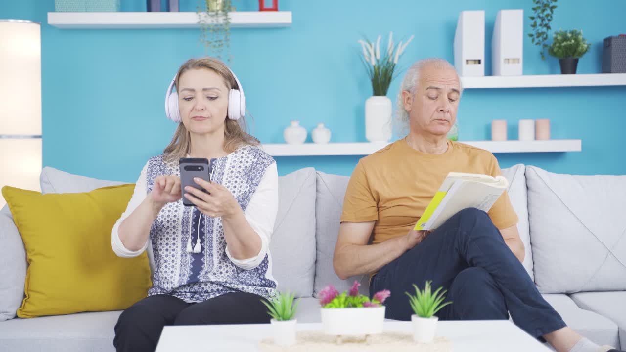 결혼 한 부부 가 집 에서 사회적 인 시간 을 보내고 있다.