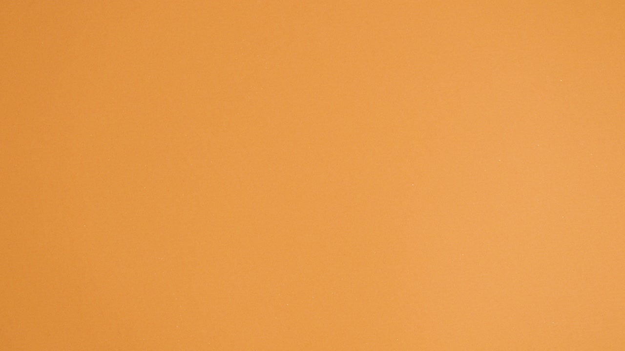 la decoración mínima de pascua aparece en el lado izquierdo de la nota de tarjeta de papel en fondo naranja.