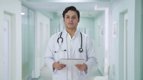 el médico indio hablando con el paciente