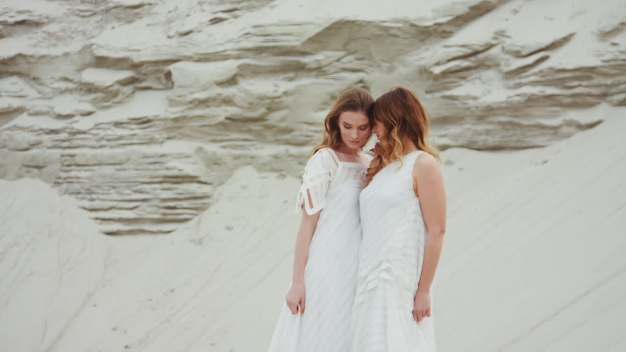 foco con lente de fresnel gira lentamente se enciende y apaga frente al fondo negro