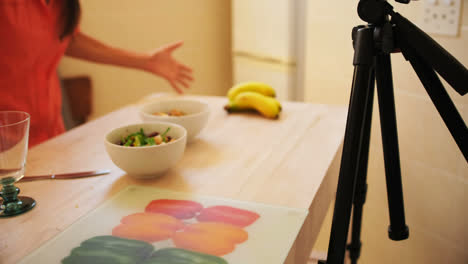 blogger de video grabando video de comida vlog 4k
