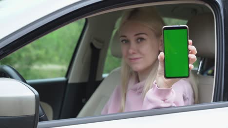 mujer rascando un teléfono en sus manos mientras está sentada en un coche