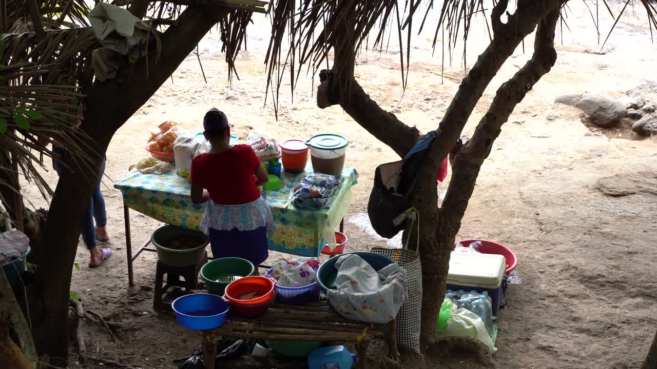 Persone che vendono cibo sulle rocce a El Salvador.