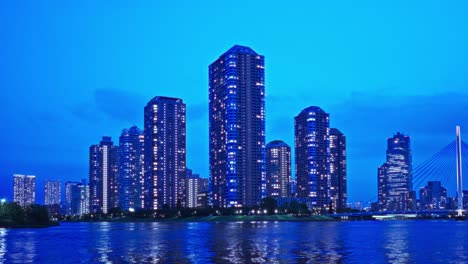 Nachtlicht-Tokio,-Tsukuda,-Toyosu-Wolkenkratzer-Und-Brücke-über-Den-Sumida-Fluss-Yakatabune,-Vergnügungsboot