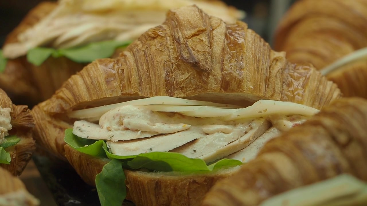 Sandwich di croissant con pollo e formaggio appena preparati