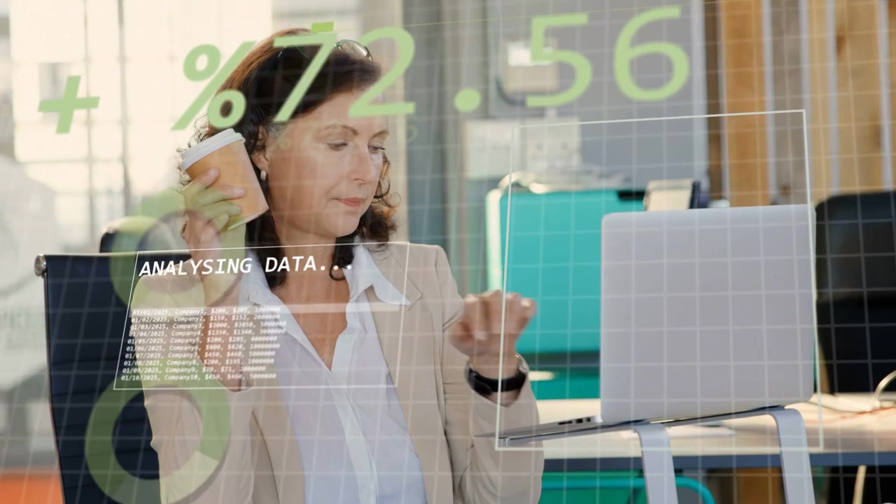 Empresaria bebiendo café y tecleando en su portátil, actualizando superposiciones de porcentajes verdes y ANALIZANDO DATOS