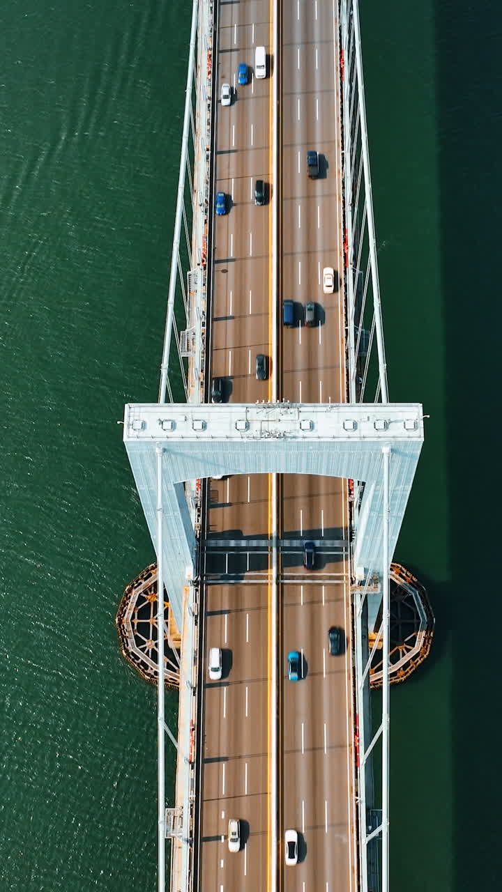 vista aérea de un puente atornillado con tráfico