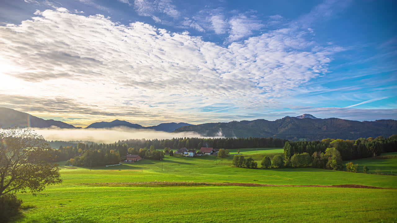 애터시 호수 근처의 작은 마을, 초원과 산, 시간 흐름
