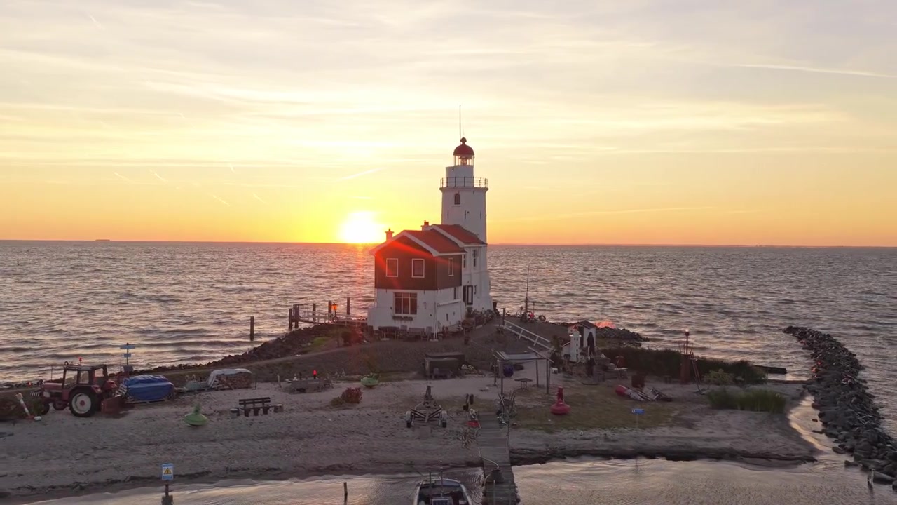 Vista aerea di un faro storico al tramonto