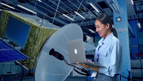 mujer ingeniera que trabaja en satélite en una instalación