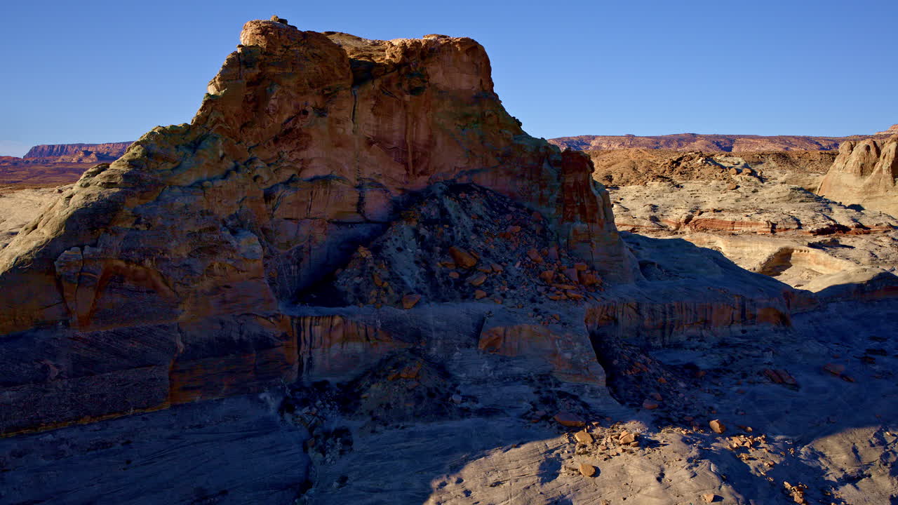 The camera smoothly navigates around the sculpted rock formations of Glen Canyon, unveiling Lake Powell’s stunning vistas.
