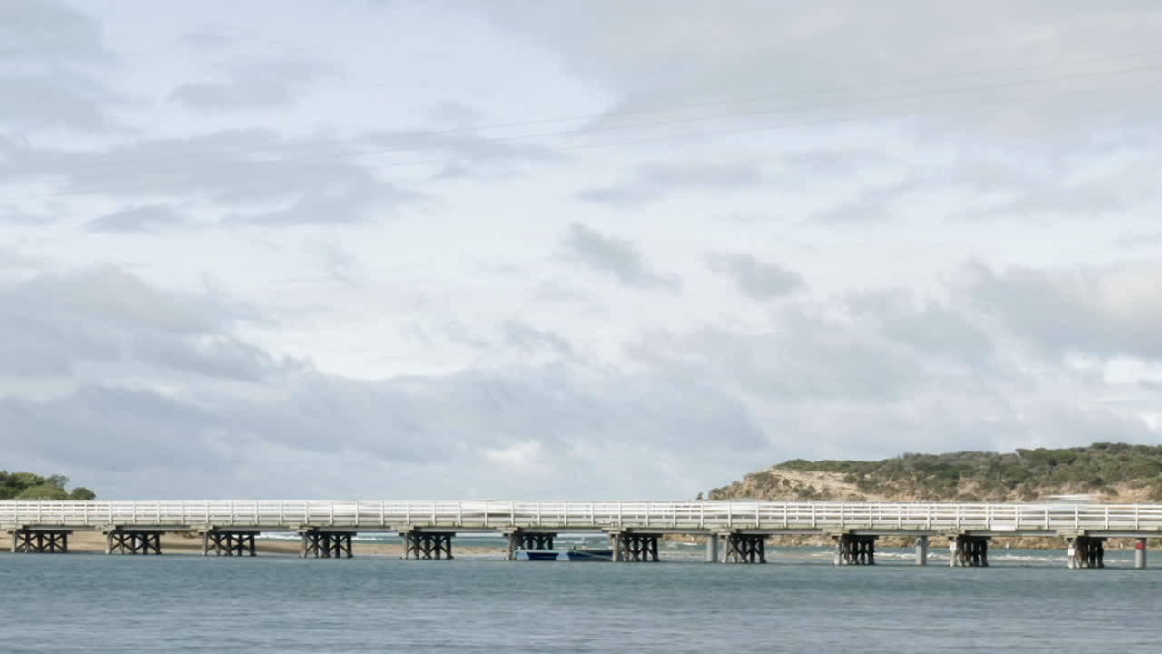 движение транспорта по мосту прибрежного города