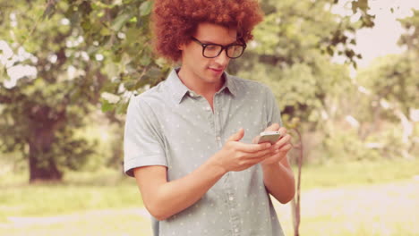 En-Cámara-Lenta-Un-Joven-Usando-Su-Teléfono.