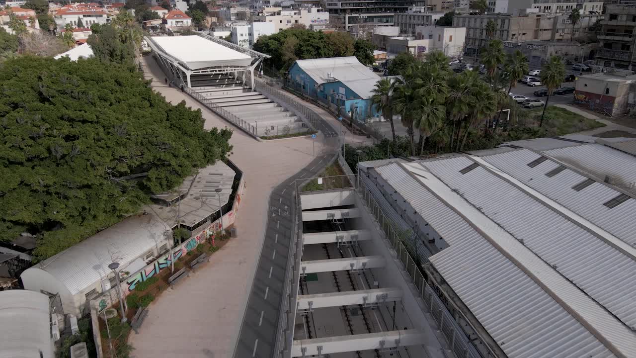 Vista aerea con drone della stazione della metropolitana Elifelet nel Parco HaMesila a Tel Aviv