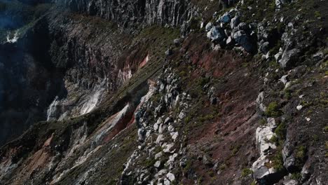 Toma-Aérea-De-Drones-Dolly-O-Pista-En-Las-Laderas-Rocosas-De-La-Montaña-Gede-Pangrango