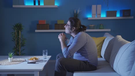 un joven riendo soñando con su futuro.