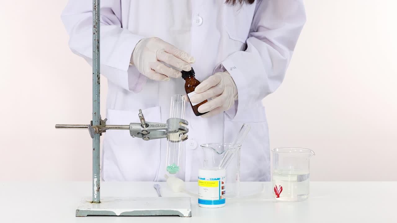 실험실 환경에서 화학 반응 시연