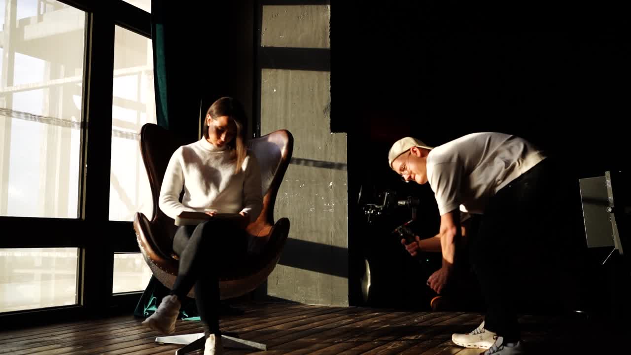 자연 조명 스튜디오에서 모델과 비디오 촬영기, 빈티지 들리어와 의자