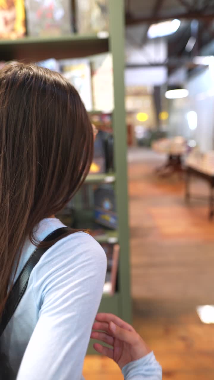 책 가게 를 둘러보는 여자