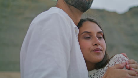 Mujer-Positiva-Disfrutando-Del-Aniversario.-La-Señora-Cerró-Los-Ojos-En-El-Abrazo-Del-Hombre-Sin-Afeitar.